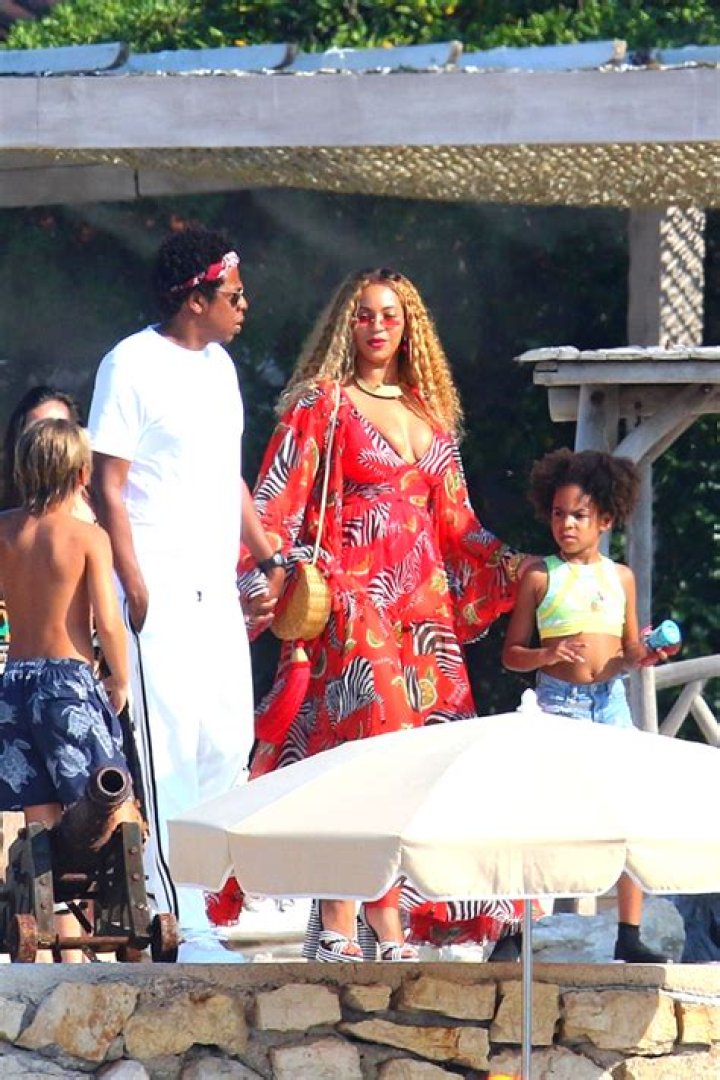 Beyonce Cradles Daughter Rumi Carter During Fabulous Hamptons Outing – Hollywood Life