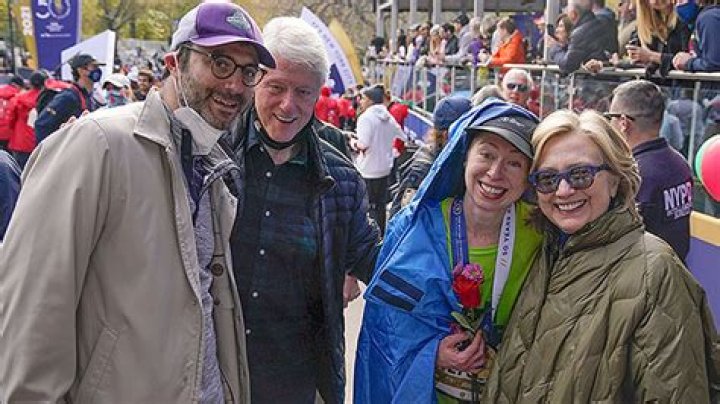 Bill & Hillary Clinton Support Daughter Chelsea At NYC Marathon – Hollywood Life