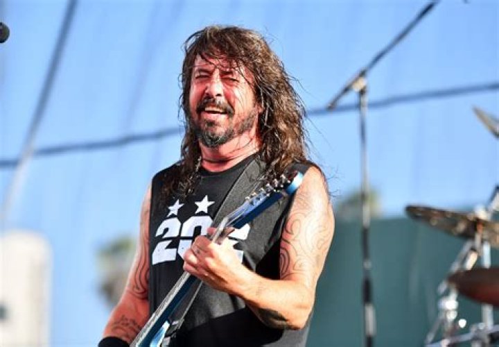 Dave Grohl Falls Offstage…Again…In Las Vegas After Chugging A Beer – Hollywood Life