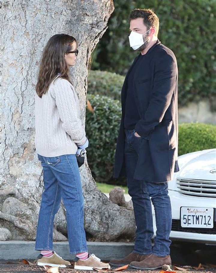 Jennifer Garner & Ben Affleck Share Friendly Hug & Laugh Inside Car – Hollywood Life