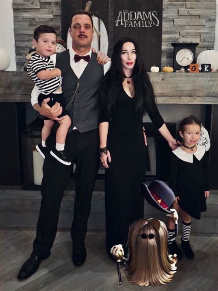 Joe Jonas & Sophie Turner Addams Family Halloween Costumes 2018: Pics – Hollywood Life