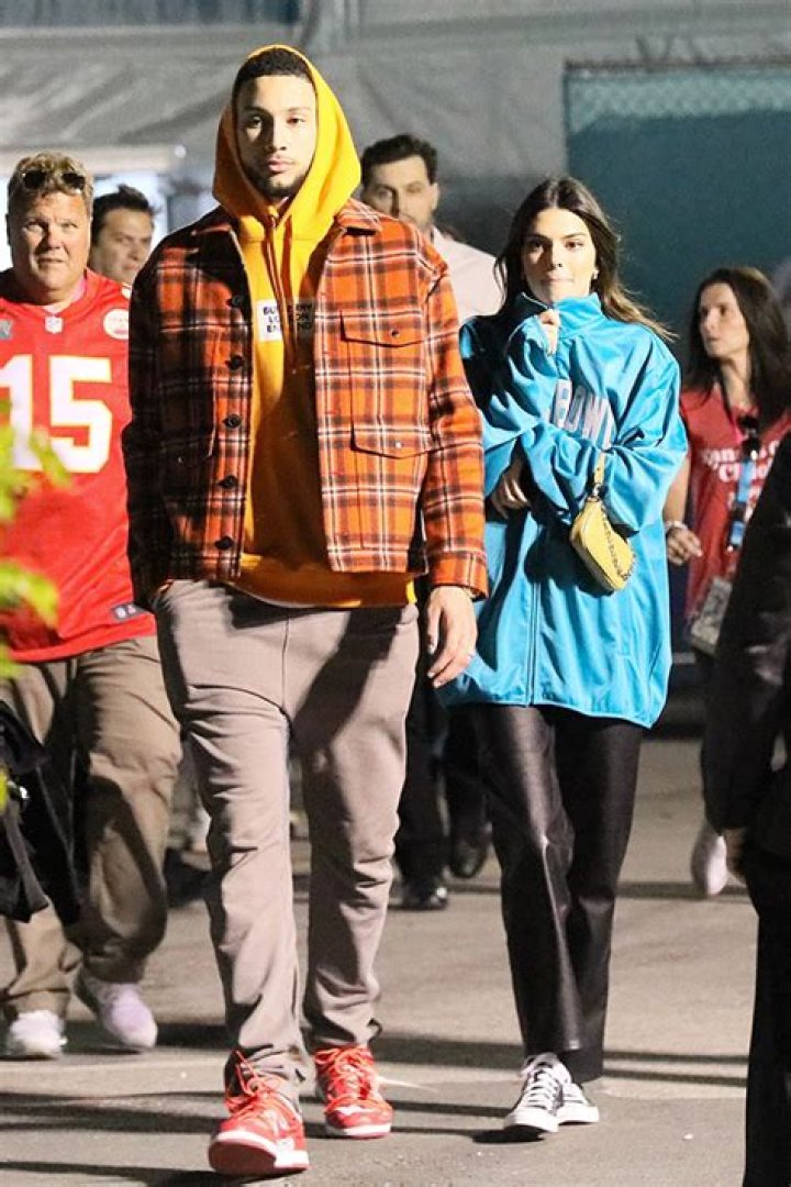 Kendall Jenner Cheers On Ben Simmons At Game In Black Top & Jeans – Hollywood Life