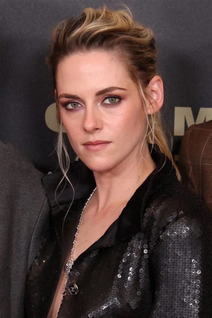 Kristen Stewart’s Dark Eyeliner & Long Lashes On ‘Jimmy Fallon’