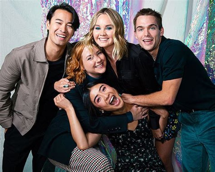 ‘Light As A Feather’ Cast On Hopes For Season 3, Friendships & More – Hollywood Life