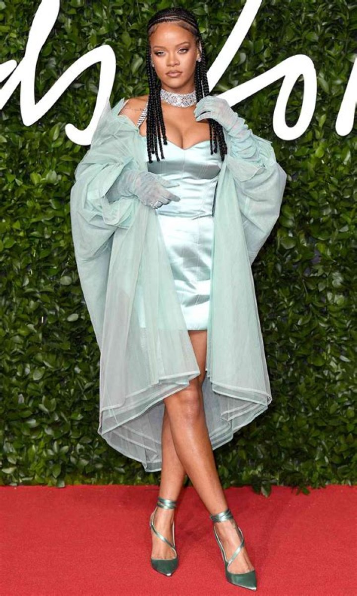 Rihanna’s ‘Loving Every Moment’ Of Being Pregnant & Loves ‘Proudly’ Showing Off Her Bump