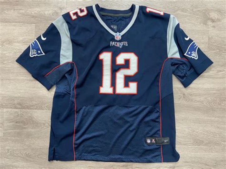 Rob Gronkowski Steals Tom Brady’s Jersey–PICS