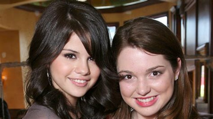 Selena Gomez & Jennifer Stone Reunite For ‘Crazy Hat’ TikTok Dance – Hollywood Life
