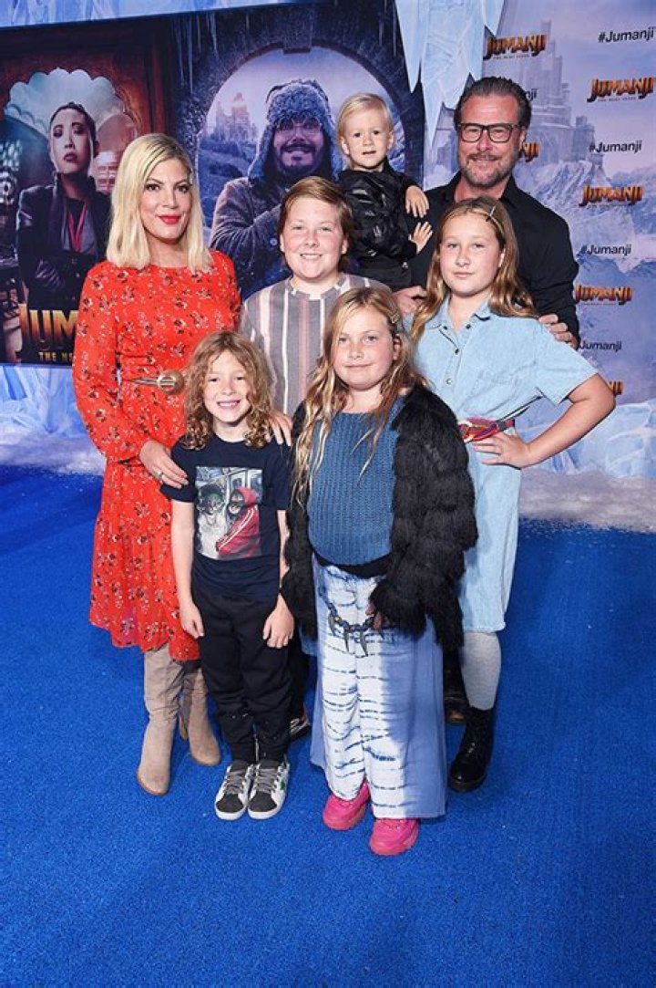 Tori Spelling & Dean McDermott Appear Together In Holiday Card: Photo – Hollywood Life