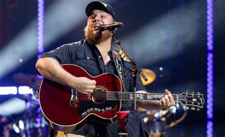 Who Is Luke Combs? 5 Facts About The Country Singer – Hollywood Life